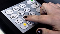 Eine Frau benutzt einen Geldautomaten vor einer Bank in Portland, OR, 12. November 2024