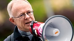 Il sacerdote Joerg Alt si rivolge ai sostenitori prima dell'inizio del suo processo presso un tribunale di Monaco, in Germania.