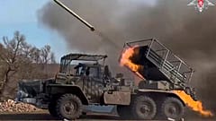 veröffentlicht vom russischen Verteidigungsministerium am Mittwoch, 2. April 2025, ein "Grad"-Raketenwerfer feuert auf ukrainische Stellungen im russisch-ukrainischen Grenzgebiet, Kursk, Russland 