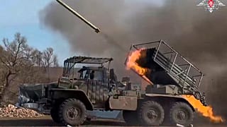 veröffentlicht vom russischen Verteidigungsministerium am Mittwoch, 2. April 2025, ein "Grad"-Raketenwerfer feuert auf ukrainische Stellungen im russisch-ukrainischen Grenzgebiet, Kursk, Russland 