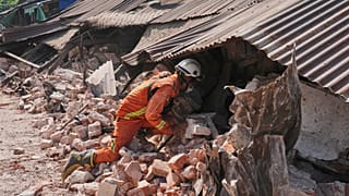 Ein Retter arbeitet durch die Trümmer eines eingestürzten Gebäudes nach dem Erdbeben am Freitag in Naypyitaw, Myanmar, am Dienstag, den 1. April 2025.