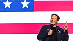 Ο Elon Musk μιλάει κατά τη διάρκεια ενός δημαρχείου την Κυριακή 30 Μαρτίου 2025, στο Green Bay, Wis