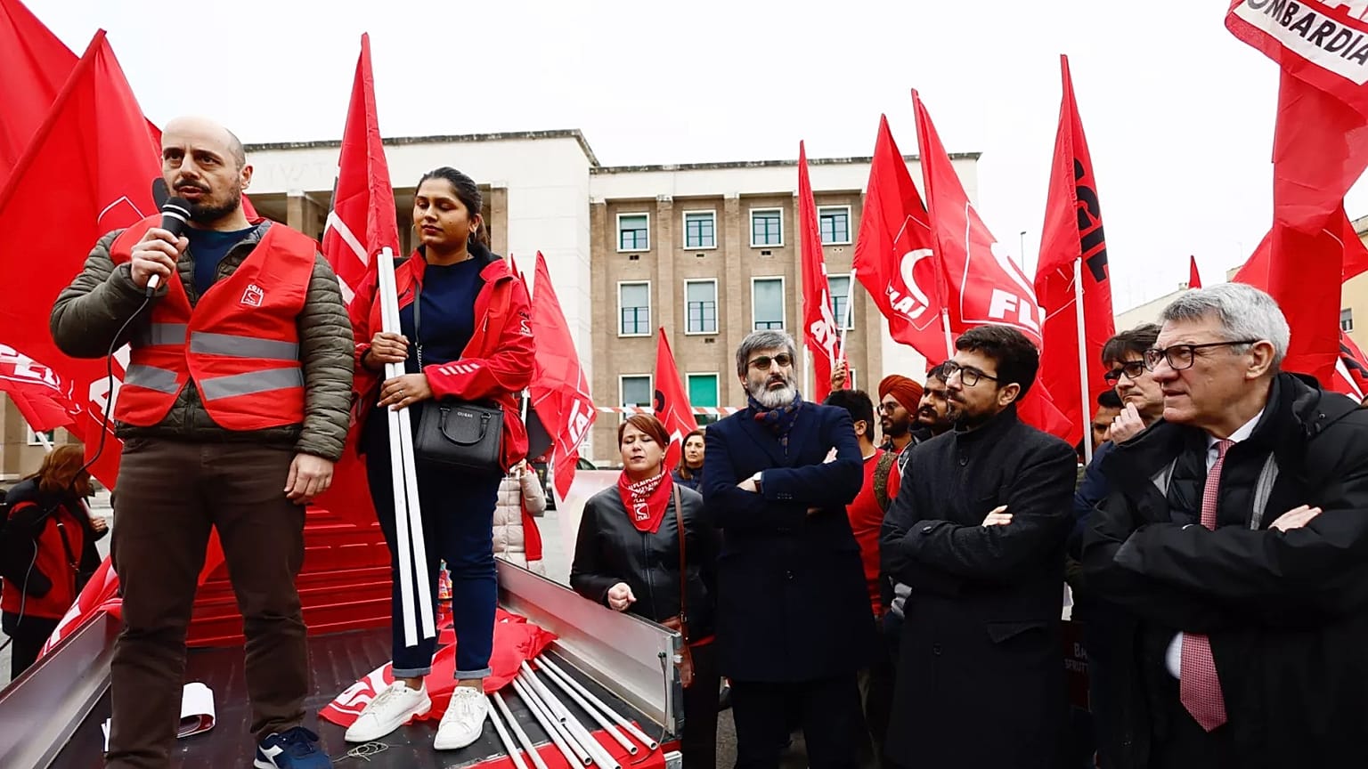 Protesto organizado pelo sindicato CGIL em frente ao tribunal de Latina, a sul de Roma.