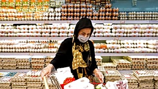 زنی در حال خرید در سوپرمارکتی در شمال تهران 