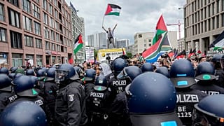 Polis memurları 18 Mayıs 2024 Cumartesi günü Berlin'de Filistin yanlısı bir mitinge katılan insanları durdurmaya çalışıyor. 