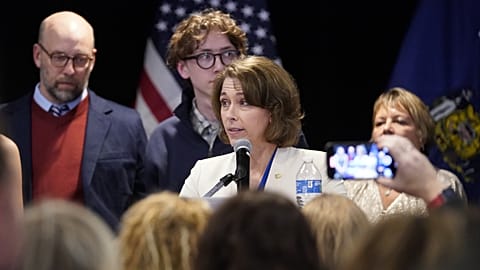 Susan Crawford, a Wisconsini Legfelsőbb Bíróság jelöltje (középen) ünnepli választási győzelmét 2025. április 1-jén a wisconsini Madisonban.