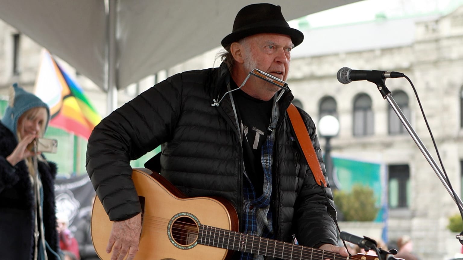 Neil Young, Donald Trump eleştirileri nedeniyle ABD'ye dönüşünün engellenebileceğini söyledi 