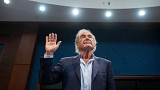 Ο σκηνοθέτης Όλιβερ Στόουν ορκίζεται κατά τη διάρκεια ακρόασης της Ομάδας Εργασίας της Βουλής των Αντιπροσώπων για τον Αποχαρακτηρισμό των Ομοσπονδιακών Μυστικών στο Καπιτώλιο.