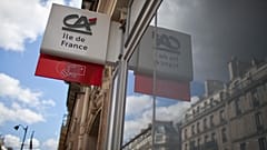 Λογότυπο της γαλλικής τράπεζας Credit Agricole (CA) έξω από υποκατάστημα της τράπεζας στο Παρίσι. 14 Σεπτεμβρίου 2011.