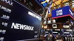 Μια οθόνη δείχνει το λογότυπο της Newsmax την ημέρα της δημόσιας εγγραφής της στο χρηματιστήριο της Νέας Υόρκης στη Νέα Υόρκη, Δευτέρα 31 Μαρτίου 2025.