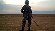 AŞRİV - Bir Türk askeri, Türkiye-Irak sınırındaki Silopi yakınlarında rutin kontrol sırasında taşınabilir bir kara mayını tespit cihazı kullanıyor, 11 Ekim 2007.