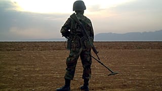Taposóaknát kereső katona Törökországban 2007-ben