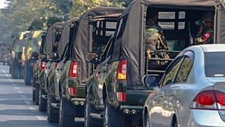 Lokalni mieszkańcy jeżdżą na motocyklach, podczas gdy ratownicy usuwają gruz z uszkodzonych budynków po piątkowym trzęsieniu ziemi w Naypyidaw, 2 kwietnia 2025 roku.