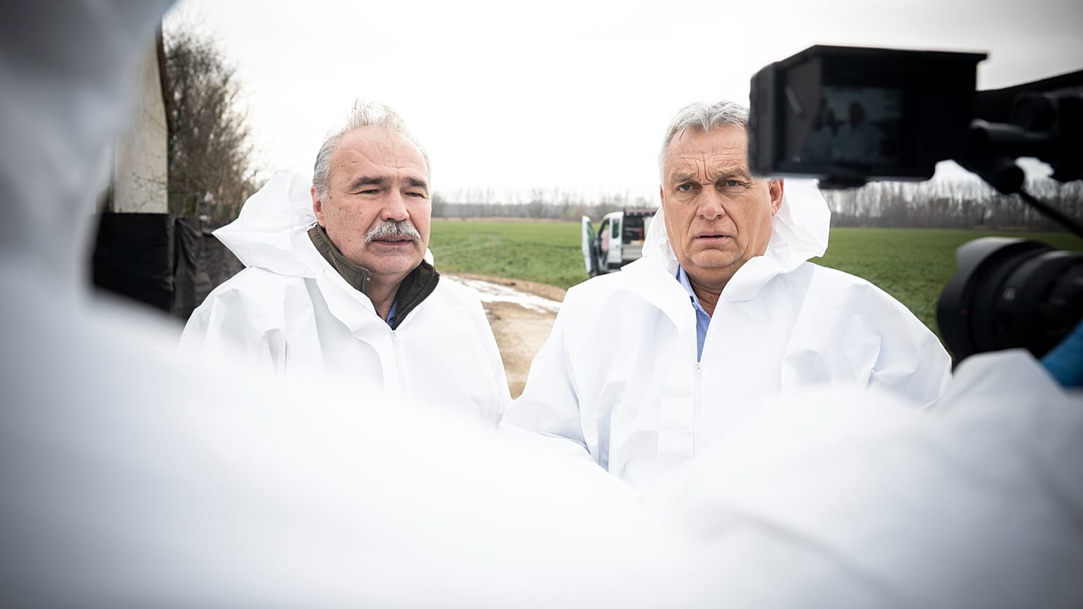 Nagy István agrárminiszter Orbán Viktor miniszterelnök társaságában ellenőrzi a ragadós száj-és körömfájás megfékezésével kapcsolatos munkát Kisbajcson