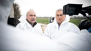 Nagy István agrárminiszter Orbán Viktor miniszterelnök társaságában ellenőrzi a ragadós száj-és körömfájás megfékezésével kapcsolatos munkát Kisbajcson