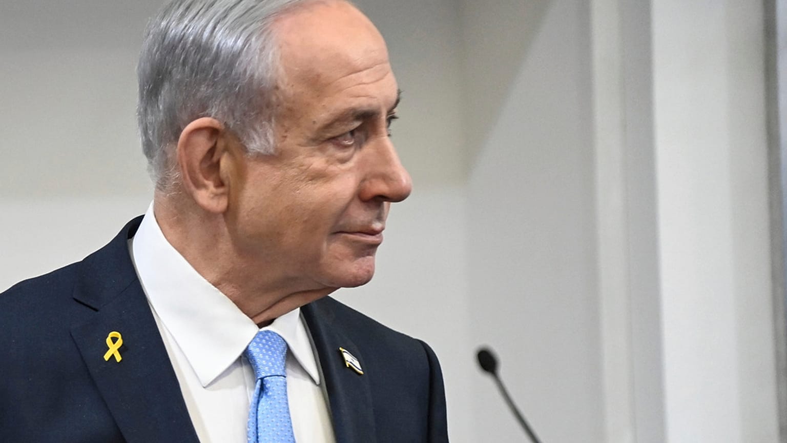Il primo ministro israeliano Benjamin Netanyahu assiste al processo per corruzione presso il tribunale distrettuale di Tel Aviv, Israele, 2 aprile 2025