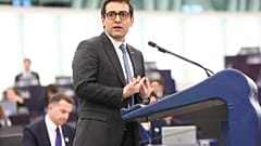 Ο Επίτροπος της ΕΕ Στεφάν Σεζουρνέ κατά τη διάρκεια συζήτησης στο Ευρωπαϊκό Κοινοβούλιο. 