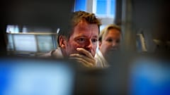 Un trader alla borsa valori NYSE Euronext di Amsterdam, Paesi Bassi. 10 ottobre 2008.