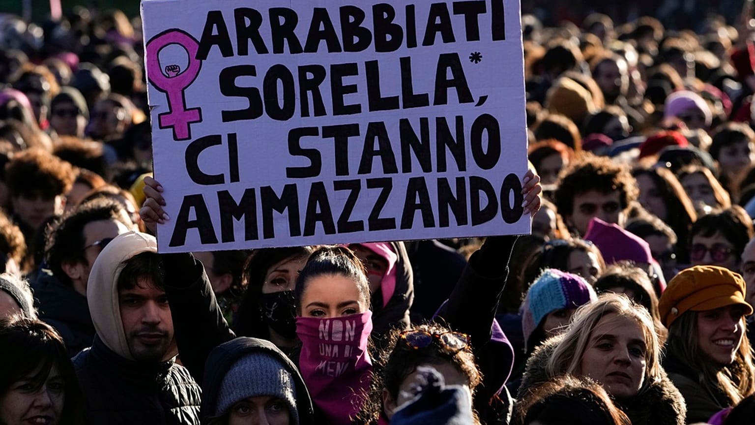 Una manifestante in occasione della Giornata internazionale per l'eliminazione della violenza contro le donne, Roma, 25 novembre 2023