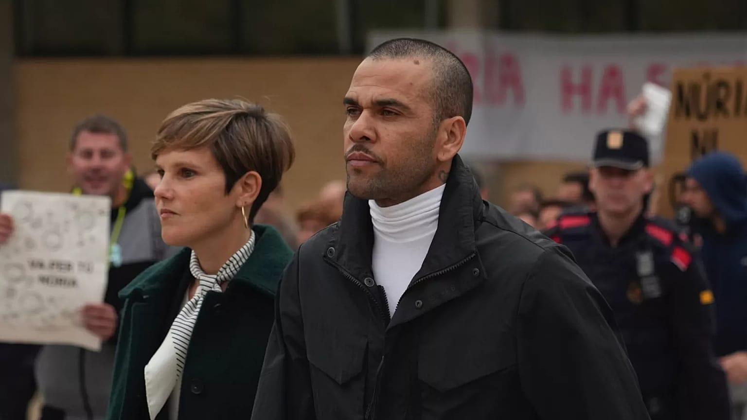 Ο Βραζιλιάνος αστέρας του ποδοσφαίρου Dani Alves, δεξιά, βγαίνει από το σωφρονιστικό κέντρο Brians 2 στο Sant Esteve Sesrovires, κοντά στη Βαρκελώνη.
