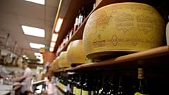 Τροχοί τυριού παρμεζάνας αποθηκεύονται σε ένα ντελικατέσεν στη Ρώμη. 3 Οκτωβρίου 2019.