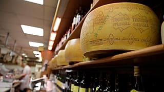 Τροχοί τυριού παρμεζάνας αποθηκεύονται σε ένα ντελικατέσεν στη Ρώμη. 3 Οκτωβρίου 2019.