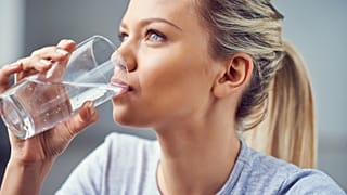 Hervir el agua antes de beberla podría ayudar a atrapar los microplásticos en una costra de cal.