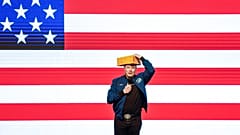 Elon Musk indossa una testa di formaggio durante un'assemblea cittadina domenica 30 marzo 2025 a Green Bay, Wis.