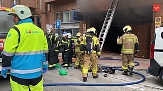 Captura de vídeo de las labores de los equipos de Emergencias en el lugar del incendio.