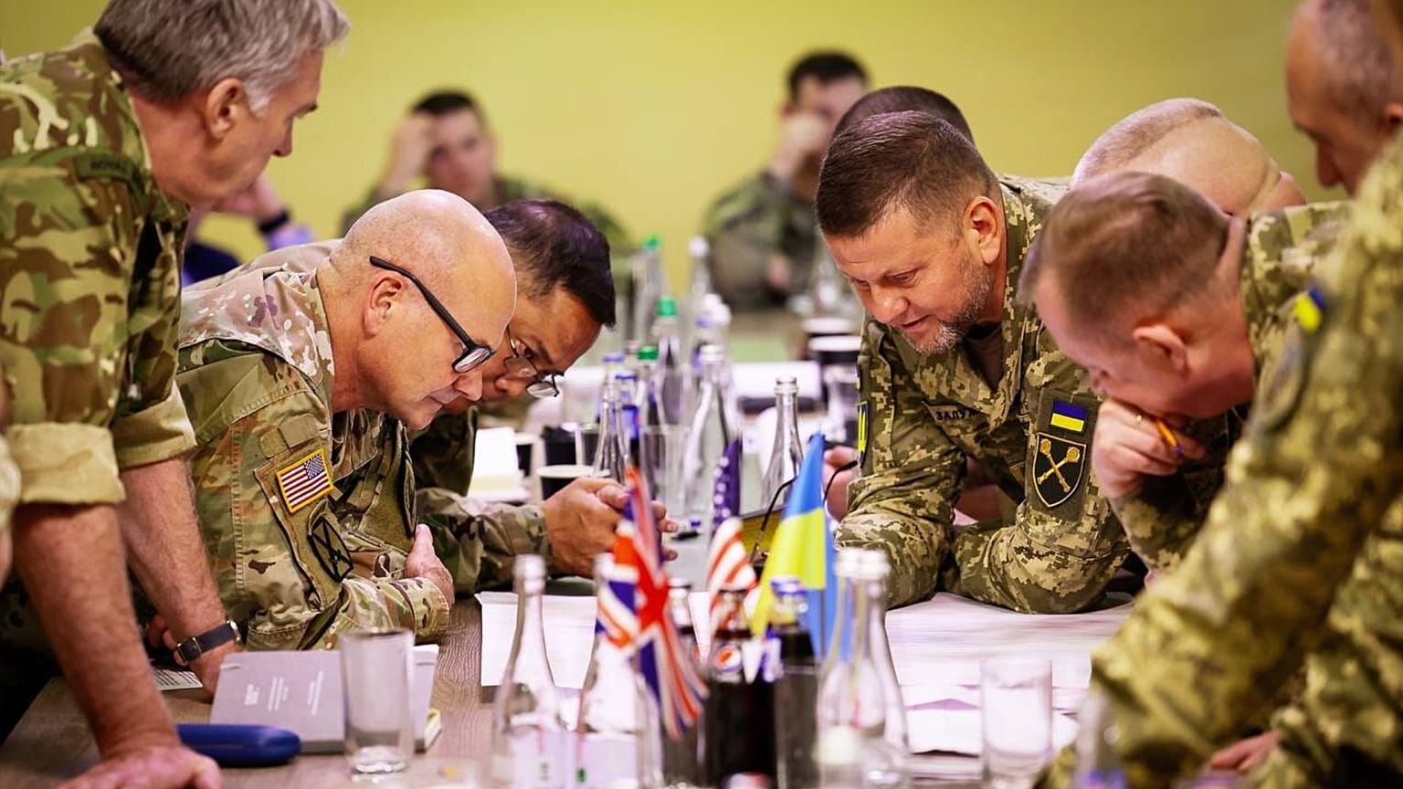 Amerikai, ukrán és brit vezérkari tisztek tanácskozása Wiesbadenben
