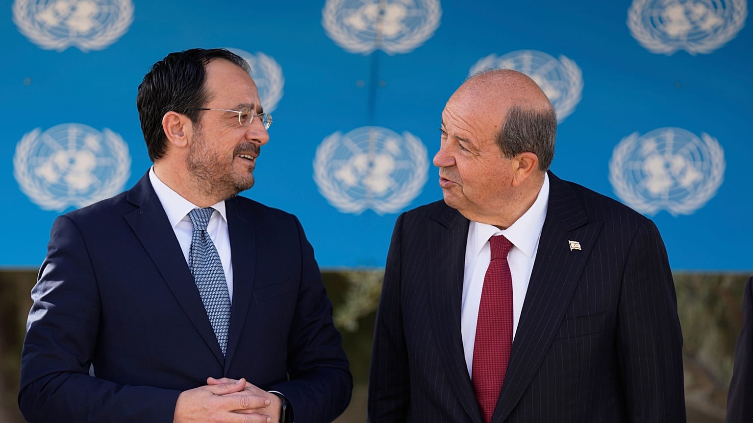 Kuzey Kıbrıs Türk Cumhuriyeti (KKTC) Cumhurbaşkanı Ersin Tatar ile Güney Kıbrıs Rum Yönetimi (GKRY) lideri Nikos Hristodulidis, 2 Nisan 2025.