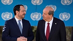 Kuzey Kıbrıs Türk Cumhuriyeti (KKTC) Cumhurbaşkanı Ersin Tatar ile Güney Kıbrıs Rum Yönetimi (GKRY) lideri Nikos Hristodulidis, 2 Nisan 2025.