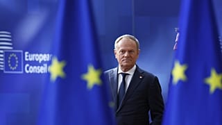 O primeiro-ministro da Polónia, Donald Tusk, chega a uma cimeira da UE no edifício do Conselho Europeu em Bruxelas, 6 de março de 2025