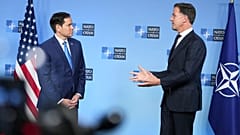El Secretario General de la OTAN, Mark Rutte, a la derecha, y el Secretario de Estado de los Estados Unidos, Marco Rubio, se dirigen a los medios de comunicación.