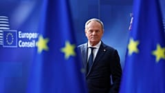 Premier Donald Tusk przybywa na szczyt UE do budynku Rady Europejskiej w Brukseli