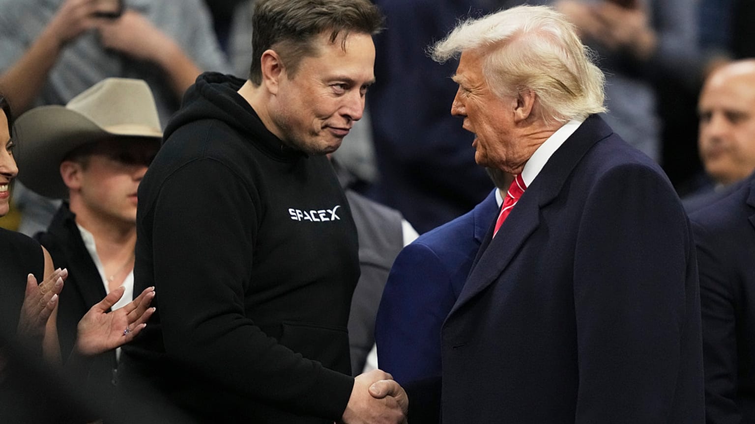 Elon Musk, NCAA etkinliğinde Donald Trump ile el sıkışırken, 22 Mart 2025