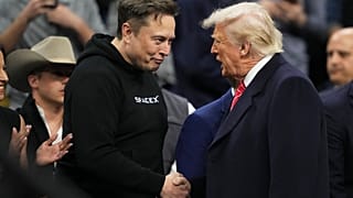 Elon Musk, NCAA etkinliğinde Donald Trump ile el sıkışırken, 22 Mart 2025