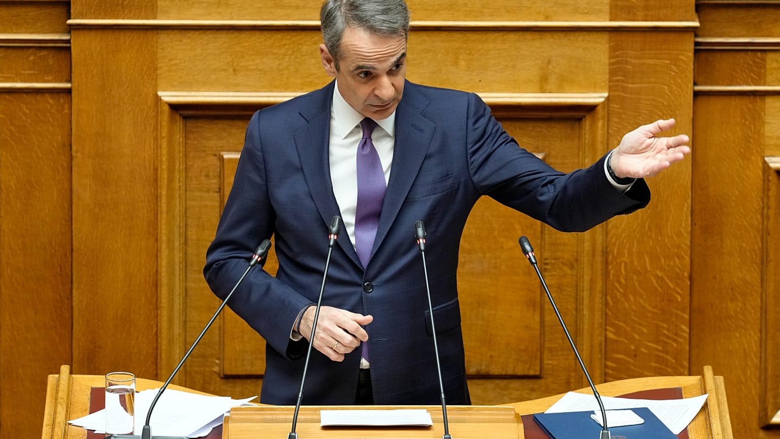 Le Premier ministre grec Kyriakos Mitsotakis s'exprime lors d'une présentation des plans de dépenses militaires, au Parlement grec, à Athènes, mercredi 2 avril 2025. 