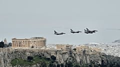 Yunan F-16 savaş uçakları Atina'daki askeri geçit töreni sırasında Akropolis'in önünde uçuyor, 25 Mart, 2025