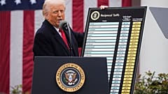 Дональд Трамп показывает список стран и пошлины в их отношении. 
