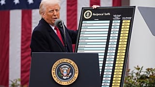 Дональд Трамп показывает список стран и пошлины в их отношении. 