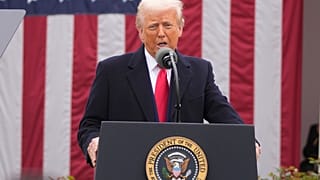 ABD Başkanı Donald Trump, Rose Garden'da yeni vergileri açıklarken, 2 Nisan 2025