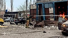 Auf diesem vom ukrainischen Katastrophenschutz zur Verfügung gestellten Foto löschen Feuerwehrleute ein Feuer nach einem russischen Raketenangriff in Kryvyi Rih, Ukraine, am Mittwoch, 2. April 2025.