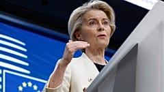 Avrupa Komisyonu Başkanı Ursula von der Leyen, 6 Mart 2025 tarihinde Brüksel'de düzenlenen AB Zirvesi sırasında bir basın toplantısında konuştu. 