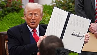 O Presidente Donald Trump segura uma ordem executiva assinada durante um evento para anunciar novas tarifas no Jardim das Rosas da Casa Branca, quarta-feira, 2 de abril de 2025, em Washington.