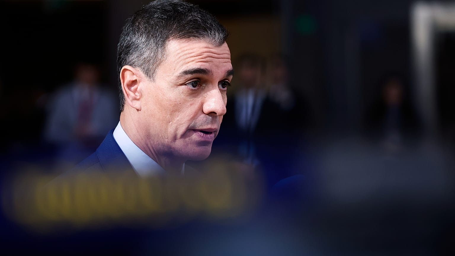 Il primo ministro spagnolo Pedro Sánchez parla ai media al suo arrivo al vertice dell'UE presso la sede del Consiglio europeo a Bruxelles.