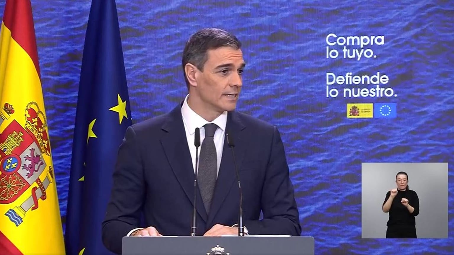 El presidente del Gobierno español, Pedro Sánchez, habla con los medios a su llegada a una cumbre de la UE en el edificio del Consejo Europeo en Bruselas.