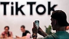Bir ziyaretçi, 25 Ağustos 2022 Perşembe günü Almanya'nın Köln kentinde düzenlenen Gamescom bilgisayar oyunları fuarındaki TikTok standında fotoğraf çektiriyor.