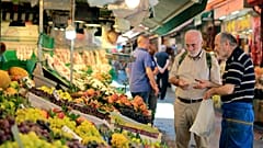 Ένας άνδρας ψωνίζει σε αγορά στην Κωνσταντινούπολη, Δευτέρα 13 Αυγούστου 2018. 