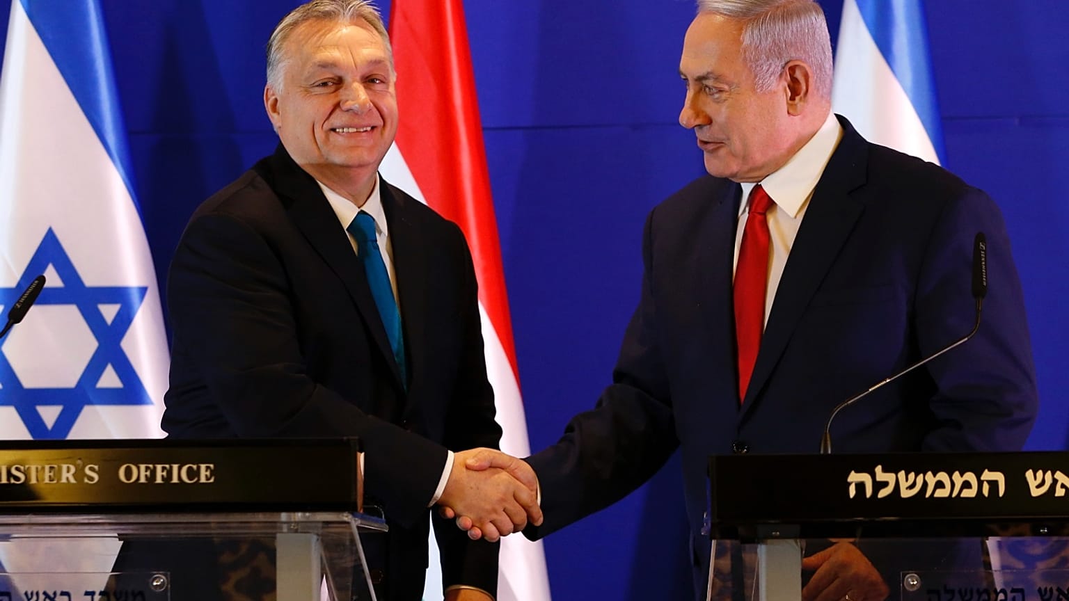 رئيس الوزراء المجري فيكتور أوربان إلى جانب نظيره الإسرائيلي بنيامين نتنياهو خلال مؤتمر صحفي مشترك عقد في القدس، الثلاثاء 19 فبراير 2019